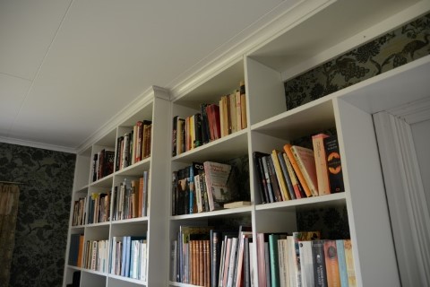 vit bokhylla med taklist